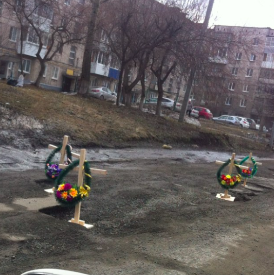 Иностранцы смотрят фото из российского инстаграма Иностранцы смотрят фото из российского инстаграма