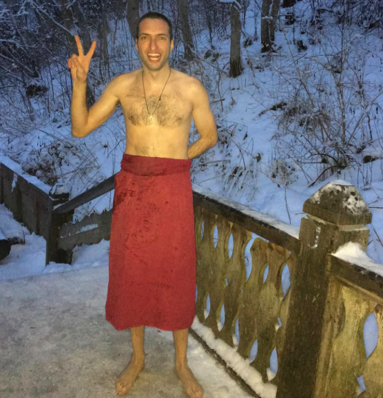 Иностранцы смотрят фото из российского инстаграма Иностранцы смотрят фото из российского инстаграма