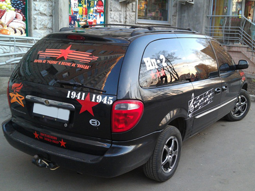 Настало время наклеек на авто