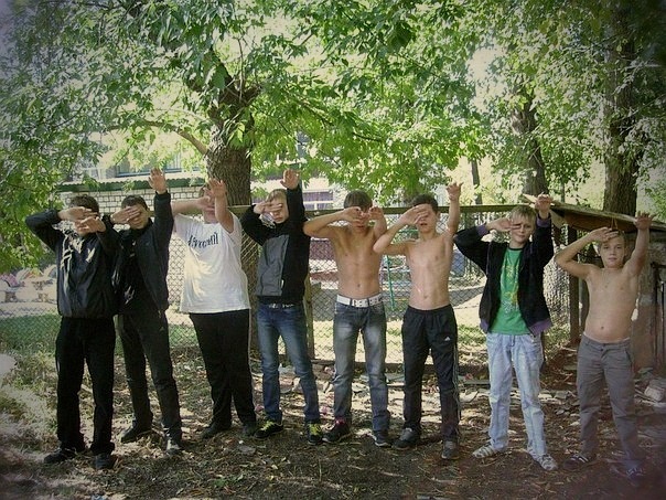 Что делают дети на фото?