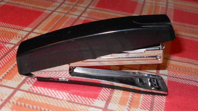 Ты всю жизнь использовал степлер неправильно! Вот в чём секрет...