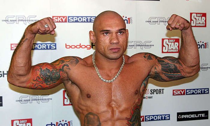 Боец ММА Майкл Пэйдж отправил соперника в нокаут, проломив ему череп Боец ММА Майкл Пэйдж отправил соперника в нокаут, проломив ему череп