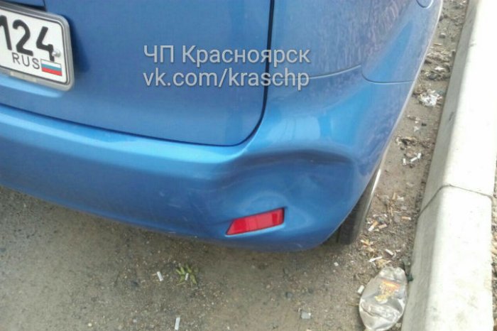 В Красноярске водители двух иномарок пытались выяснить отношения прямо на ходу