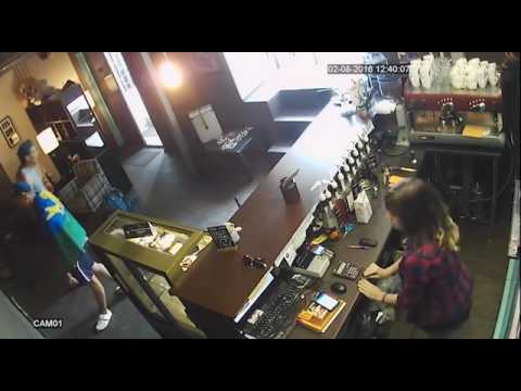 Две сутулых десантника в кофейне