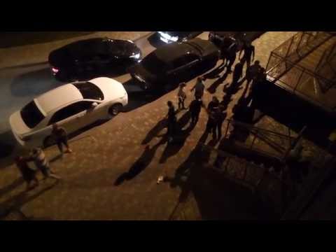 Драка! Две машины не разъехались во дворе!