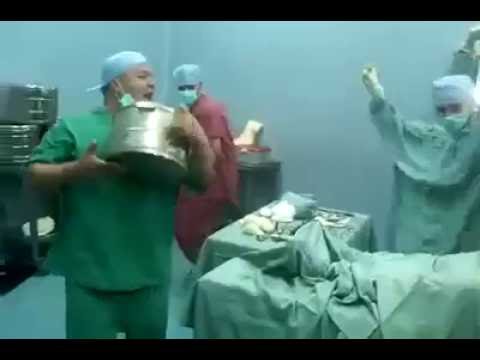 Танец радости у алжирских хирургов