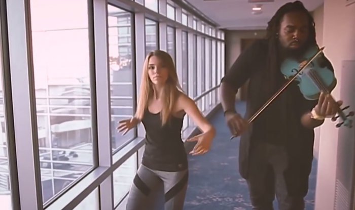 Великолепный танец милой девушки. Нереальное чувство собственного тела!