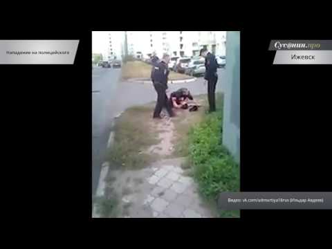 Неадекват с ножом нападает на полицейских