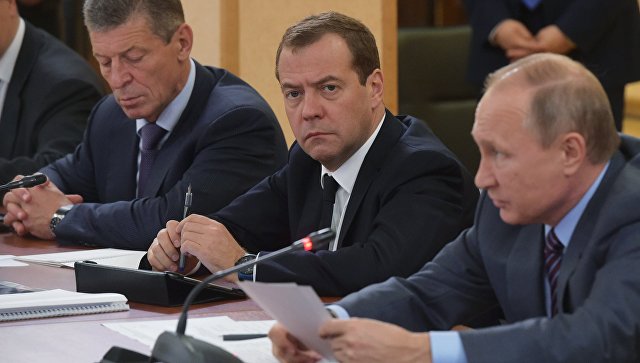  Путин подарил Медведеву на день рождения картину "В цеху"