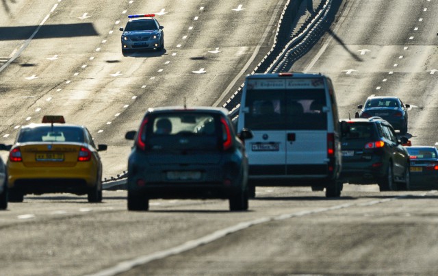  В Москве разыскивают стреляющий свадебный кортеж