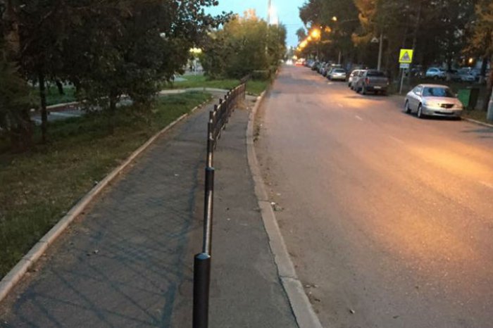 Поставленный посреди тротуара забор возмутил красноярцев