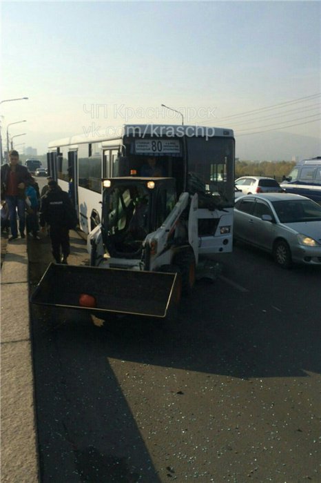На Коммунальном мосту автобус врезался в погрузчик Bobcat
