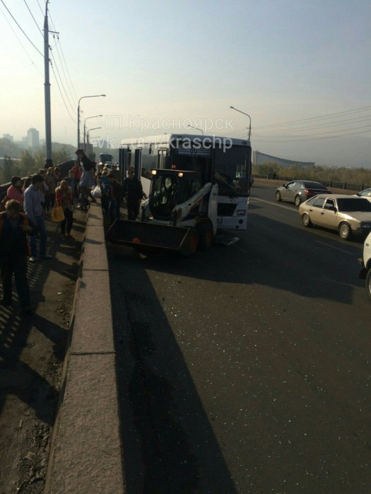 На Коммунальном мосту автобус врезался в погрузчик Bobcat