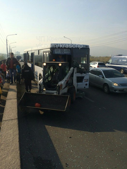 На Коммунальном мосту автобус врезался в погрузчик Bobcat