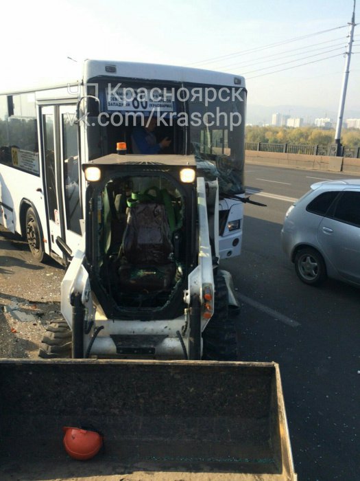 На Коммунальном мосту автобус врезался в погрузчик Bobcat