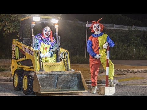 Мокрые штаны – клоуны-убийцы угнали трактор!