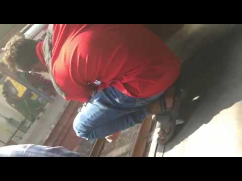 Не свешивайтесь с подножек поезда!