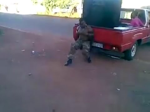 Синтольный качок демонстрирует свою "силу"