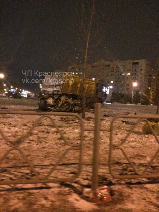 В Красноярске в аварии с грузовиком и легковушкой погибли три человека