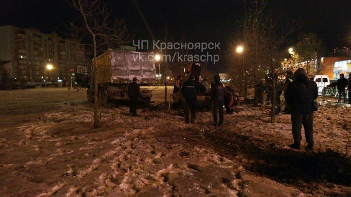 В Красноярске в аварии с грузовиком и легковушкой погибли три человека