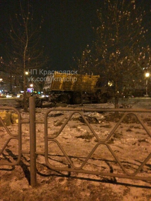 В Красноярске в аварии с грузовиком и легковушкой погибли три человека