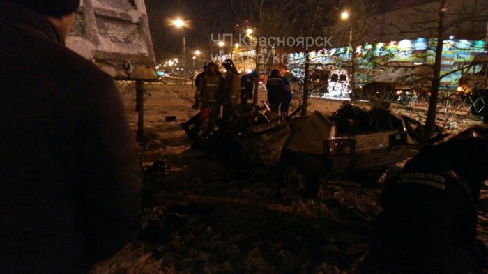 В Красноярске в аварии с грузовиком и легковушкой погибли три человека
