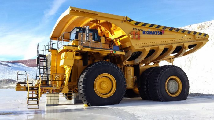 Доставка и сборка на месте карьерного самосвала Komatsu 930E!