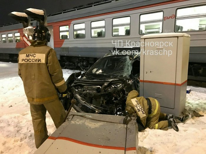 В Красноярске иномарка попала под электричку в районе 4-го моста
