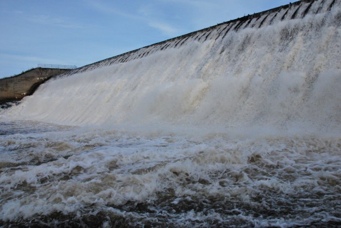 Как уходит вода на огромных плотинах. Очень красивое зрелище!