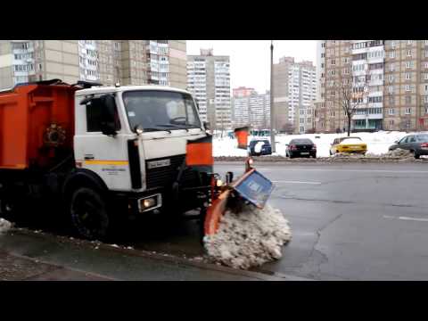 В Киеве учатся убирать снег