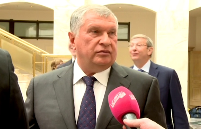 Сечин прокомментировал езду на машине с «мигалкой»