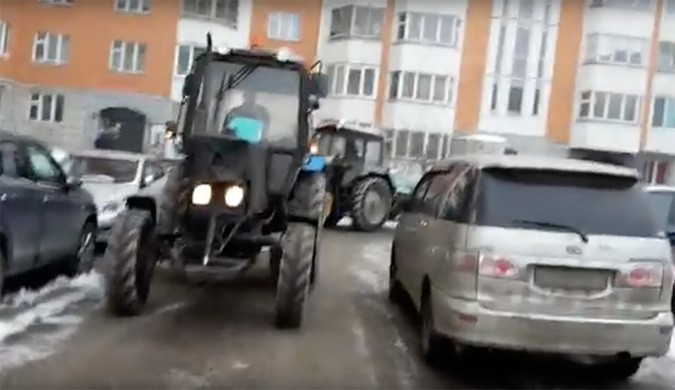 В Москве уволили трактористов, имитировавших уборку снега В Москве уволили трактористов, имитировавших уборку снега