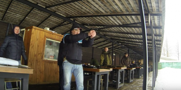 Взрыв пистолета шарк, во время стрельбы