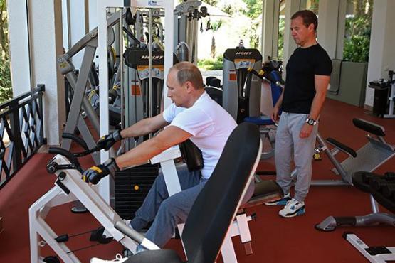 Медведев предложил чипировать кроссовки и древесину    