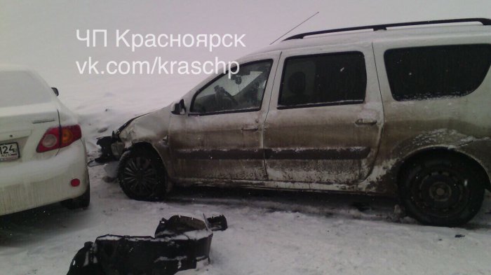 В массовое ДТП под Красноярском попали пять машин