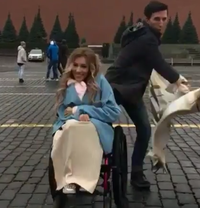 Самойлова почему-то не сдается?