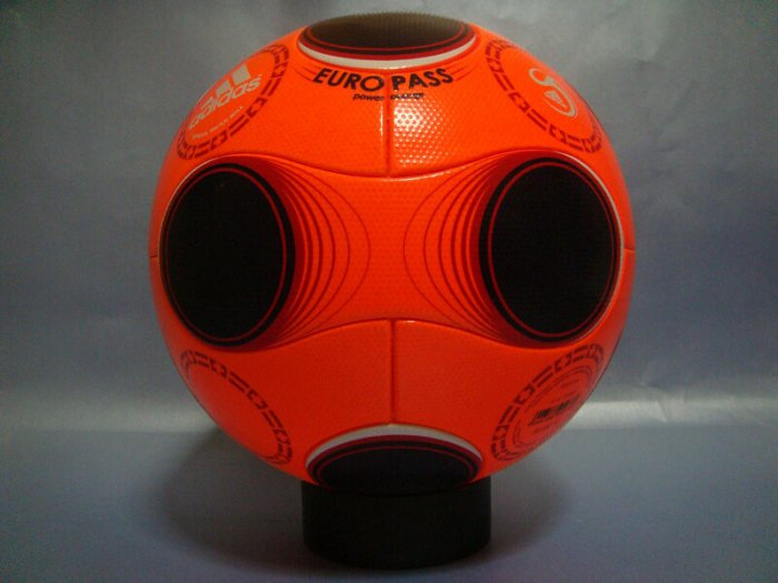 ТОП-10 самых значимых мячей в футболе за последние 20 лет