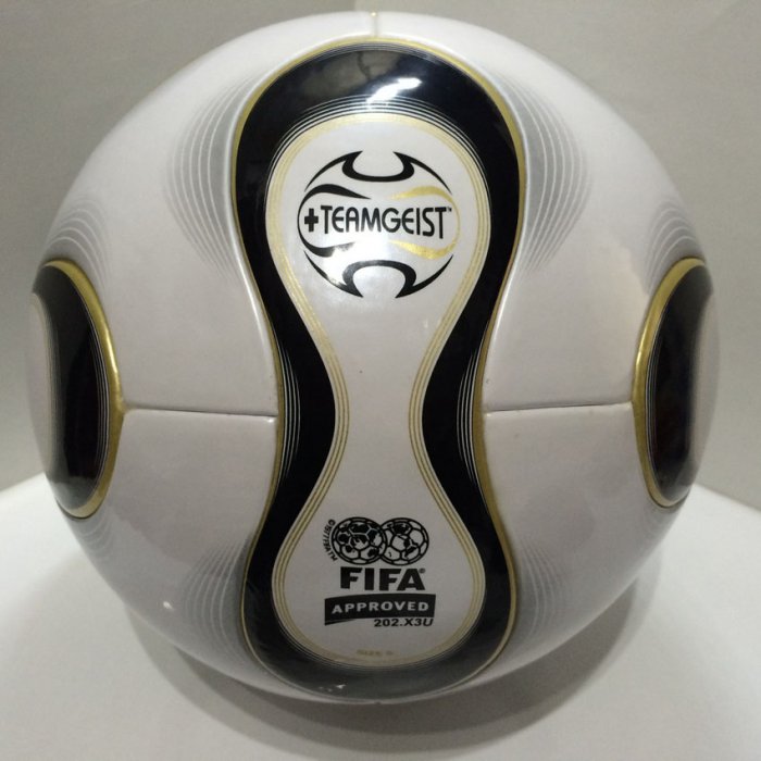 ТОП-10 самых значимых мячей в футболе за последние 20 лет