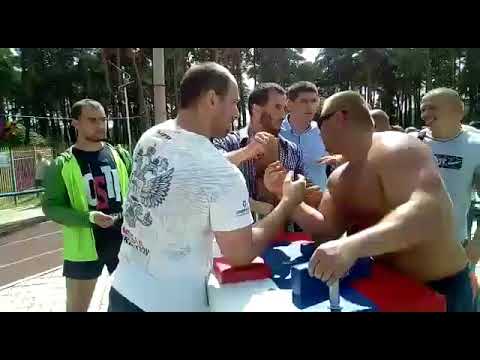 Взял за пальчик!