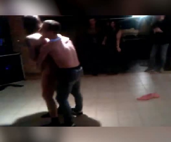 Посетительница ночного клуба станцевала стриптиз и была наказана