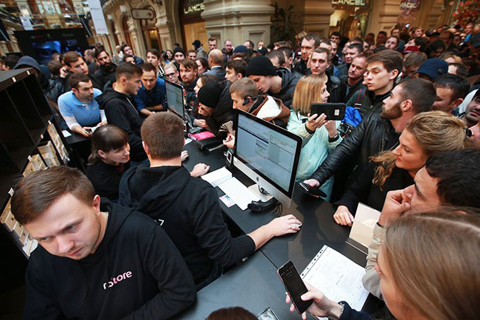 Мальчик заплакал и тихо говорит продавцу: "Мне мама только на 64 gb дала"