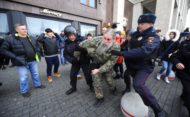 Источник: более 200 человек задержаны на Манежной площади в Москве