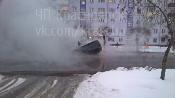 Залило проезжую часть, под асфальт провалился внедорожник – на правобережье Красноярска прорвало трубу