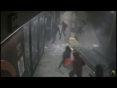 Как негры в США добывают оружие