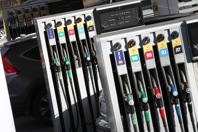 14 рублей 38 копеек: подсчитана стоимость бензина без налогов    