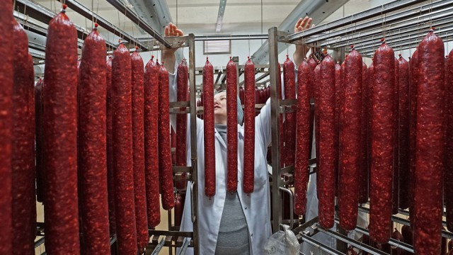  Вся колбаса в магазинах оказалась некачественной.