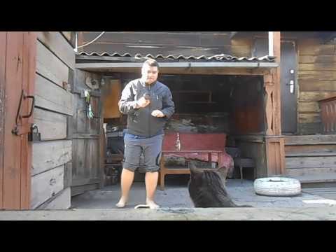 Влогер пинает бутылку ногой