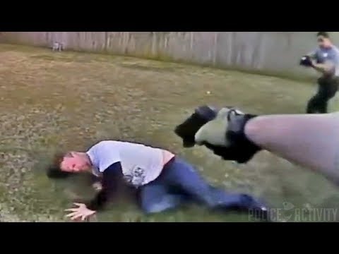 С ножом на двух копов