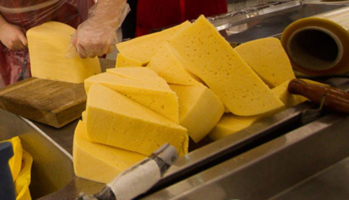 "Молока не обнаружено ни грамма": эксперты проверили качество российских сыров