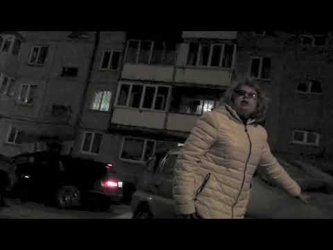 Дама с молотком уничтожает автомобиль